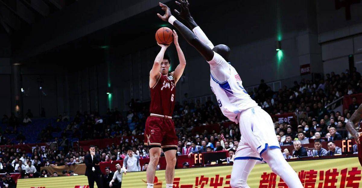 爱游戏娱乐 -浙江队迎欧超杯关键赛，赛前回应争议，压力陡增，年轻球员得到机会的简单介绍